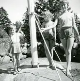 Sommaren 1958 poserande vid flaggstången. Veronika, Inger W., Agneta Lindqvist, f. 1946 Malmö, yngre syster till Binnie som gifte sig med Göran W.