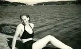 Sommaren 1940? Badutflykt till Ösö med ekan. Edet i fonden Birgit i stickad ? baddräkt (2 delad). Fotograf någon beundrare.