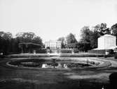 Gunnebo slott, södra sidan med damm och park i förgrunden, 1920-30-tal.