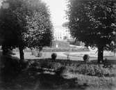 Gunnebo slottspark med byggnaden i bakgrunden, 1920-tal.