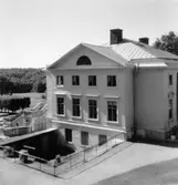 Gunnebovillans östra gavel med källarens köksavdelning, där de superba festmåltiderna bereddes för att sedan transporteras uppför många trappsteg i den hisslösa byggnaden. 1970-tal.