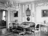 Möblerat rum (förmaket till fru Halls sängkammare) med takkrona som har slipade kristallprismor och plats för ljus. Det lilla runda porträttet i mitten är Kung Oskar I (1799-1859). Gunnebo slott 1930-tal.