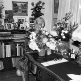 Margareta Sparre blir uppvaktad på sin 80-årsdag den 26 juni 1980. Hon bodde då på Lars Bergsvägen 38, Lidingö.