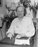 En okänd kvinna som letar i ett register, 1930-tal. Bilden kommer från ett av Gunnebo slotts fotoalbum.