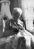 Hilda Sparre sitter och syr i sin syhörna mot södra sidan. Gunnebo slott, 1948.