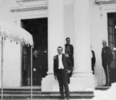 Carl Sparre med sällskap på Gunnebo slottstrappa, juni 1911.