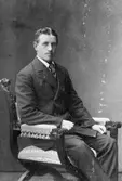 Porträttfoto av Fridolf Johansson (1890-1951) sittandes på en stol, 1910-tal. Arbetade på Gunnebo slott.