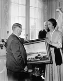 Margareta Sparre överlämnar en Gunnebotavla till Stadsfullmäktige Gustaf Svensson. I bakgrunden står Arvid Posse (amanuens vid Röhsska museet). Gunnebo slott 1949-05-25.