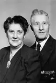 Vendela Håkansson (husa) och maken Claes Håkansson (kusk/chaufför), 1940-tal. Trotjänare på Gunnebo slott.