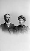 Ett porträttfoto av en man och en kvinna. 1890-1910-tal. (Från Hilma Sparres fotoalbum)