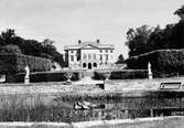 Gunnebo slott och södra trädgården, 1960-tal. Vy från södra sidan av trädgårdsdammen.