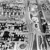 Flygfoto över Mölndal, 1970-tal. Man ser spårvägens vändslinga, Broslättsgatan, Frölundagatan, Tempelgatan, Stadshuset, Knarrhögsgatan, Växthusgatan, Länsmansgatan och lasarettet. Man ser vidare Nygatan samt delar av Kungsbackavägen och Göteborgsvägen.