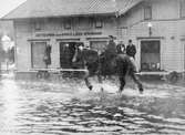 Åkeriarbetaren/kusken Mateus Andersson rider vid Mölndalsbro, 1930-40-tal. I bakgrunden ses Göteborgs- och Bohusläns sparbank (Kungsbackavägen 1 i hörnet mellan Kvarnbygatan och Kungsbackavägen).