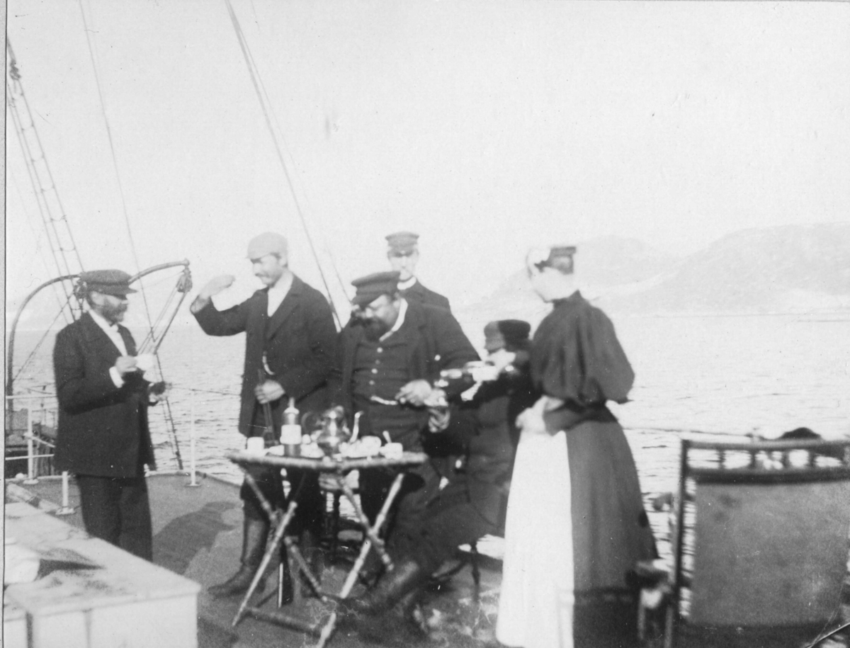 Gösta Grönberg, Kalas på akterdäck, "Le Pont du 'Virgo", fr v: Henri Lachambre, Nils Strindberg, Hugo Zachau, Carl Ekelund, S A Andrée och Charlotta Olsson.