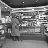 Langes Parfymeri, Uddevalla. Bakom disken affärsinnehavare Marianne Karlsson.