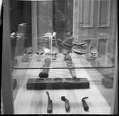 Vänersborgs museum. På bilden syns skedar och verktyg som använts av skedmakare vid tillverkning av vävskedar.