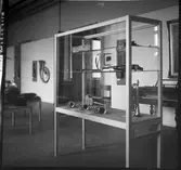 Vänersborgs museum. Utställningsmonter med instrument.