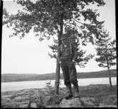 Tisselskog, Högsbyn. På bilden syns Toivo Ström, som äger hällristningsområdet.