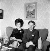 I soffan sitter Agneta Lorentzon och Tom Andersson.