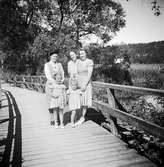 På träbron över ån i Huskvarna står farmor, Elin, Irene, Lillemor och Margareta.