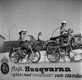 Husqvarna gör reklam för sina cyklar, mopeder och motorcyklar med texten: 