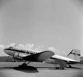 Ett flygplan SE-BB0, en Douglas DC 3, inköpt av Linjeflyg år 1957, på Gamla flygfältet i Jönköping. Jönköpings flygplats låg öster om Munksjön. Den invigdes 25 augusti 1935 och användes fram till 1961 då den nya flygplatsen vid Axamo invigdes.