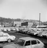 Bilar på parkeringsplatsen vid Husqvarnafabriken i Huskvarna.