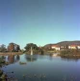 Fontän i Huskvarnaån i Huskvarna, med Rumlaborg i bakgrunden.