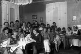 Arbeterskor vid Tändsticksbolaget i Jönköping samlade i Vinterstugan till sykurs under ledning av Ruth Langborg (till höger). Hon arbetade också som sjuksyster vid tändsticksbolaget.