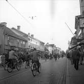 Cyklister på Barnarpsgatan söderut i Jönköping. Förmodligen ett motionslopp anordnat av Jönköpings Cykelklubb.