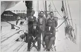 Besättningen på 3 msk. Falken från Pukavik. Stående fr.v. kocken Erik Eriksson, Gustavstorp, jungman Erik Bergström, Ternö, lättmatros Hanssen, Danmark, sittande skepparen Hjalmar Johanson och broderen bästeman Emil Johansson.