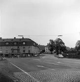 En fastighet utmed Grännavägen vid Kavlabron i Huskvarna. På hörnet ligger en Konsumaffär bredvid ett glasmästeri. Lägenheter finns i våningarna ovanför.