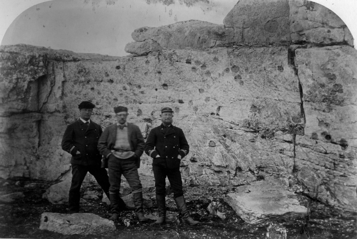Axel Enwall, "Fästningen' , conglomeratbildning vid Cap Staratschin, d.4 Aug. 1872." Fr v: Krusenstjerna, Nordenskiöld, Palander.