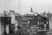 Foto från gamla Västra Långgatan efter en lokal brand 6 juli 1886. En reproduktion av Ellert Johan Viktor Sörman Fotokopia finns.