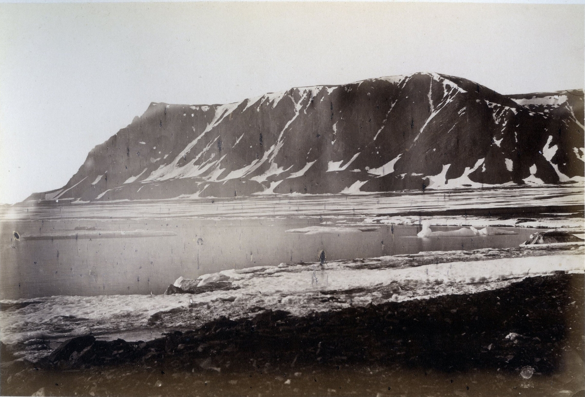 Axel Enwall, "Greyhook, der de norska fångstfartygen förliste, d.1 Juli 1873 (midnattsfotografi)."
