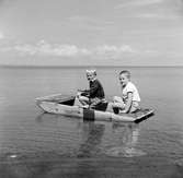 Tom Andersson och Crister Blomm är ute och fiskar i sin båt på Vättern vid Oset i Huskvarna.