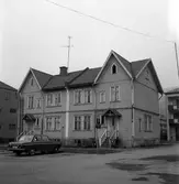 Vid huset står en bil på parkeringsplatsen för 