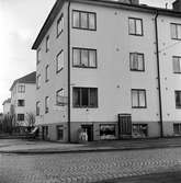 I källaren i bostadshuset vid Drottninggatan - Torsgatan i Huskvarna finns affären 