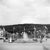 I rondellen på Esplanaden vid Drottninggatan i Huskvarna är det skrivet med blommor 