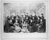 Kvinnliga tjänstemän i Postsparbanken år 1889.