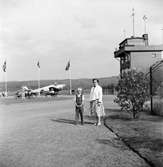 Tom Andersson och hans mamma Elin är på Gamla flygfältet i Ljungarum, Jönköping, och tittar på flygplan.