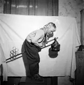 Det är påsk och Tom Andersson blir fotograferad som påskkärring.