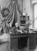 Revisor Georg Fredrik Fant i sitt tjänsterum på Postsparbanksbyrån,
i Centralposthuset. Foto taget på hans 60-årsdag den 10.1.1910.