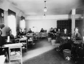 Bokföringen utförs på Burroughsmaskiner. Transaktionen gjordes på
ett brunt kuvert som förvarades i kontonummerordning i skåpen längst
ner i rummet.