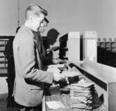 en liten del av den stora dagsposten till Sparklubbsavdelningen
sorteras i Ljusgården på nb.