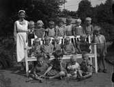 Barn och barnskötare, sannolikt på ett daghem i Uppsala, augusti 1942