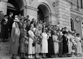 Grupporträtt - kvinnor och män på Universitetshusets trappa, Uppsala 1935