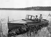 Kvinna och man i motorbåt, sannolikt i Ekoln, Uppland 1920