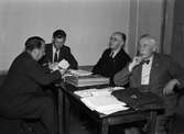 Fyra män har sammanträde, sannolikt i Uppsala 1946