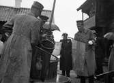 Militärer med fanor, sannolikt i samband med Upplands fornminnesförenings utflykt till Tierps hembygdsgård, Tierp, Uppland 1936